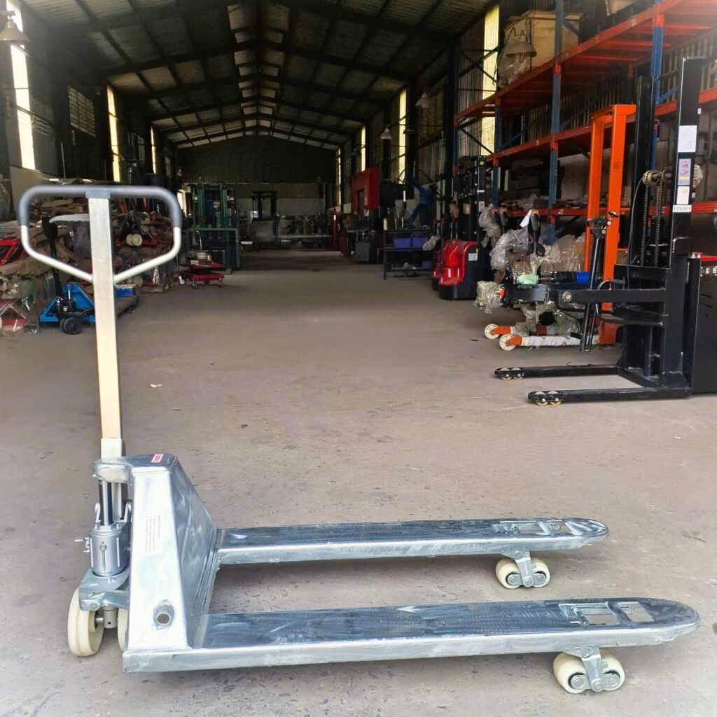 Xe nâng mạ kẽm kho lạnh chống rỉ sét tải trọng 2 tấn, 2.5 tấn, 3 tấn chuyên dùng trong thủy sản, phòng sạch giá rẻ tại TPHCM, Bình Dương, Đồng Nai