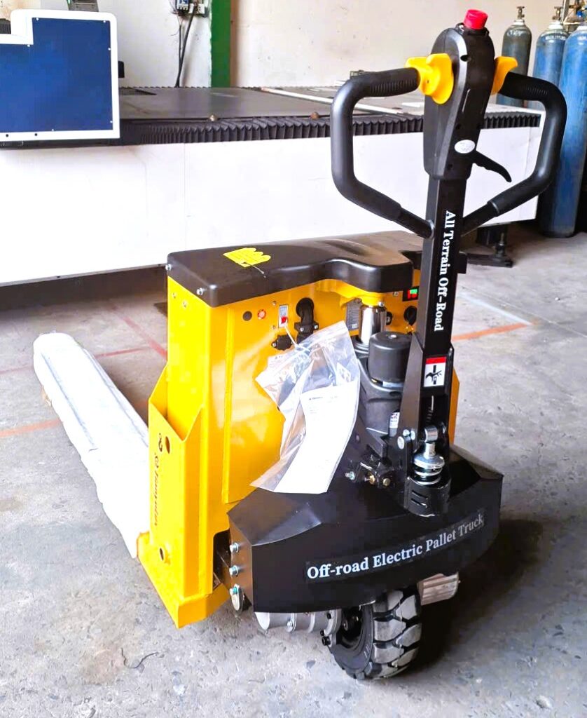 Xe nâng tay điện công trình bánh lốp cho xây dựng chống nước/sốc/va đập, khung sườn cừng cáp chuyên dụng cho xây dựng