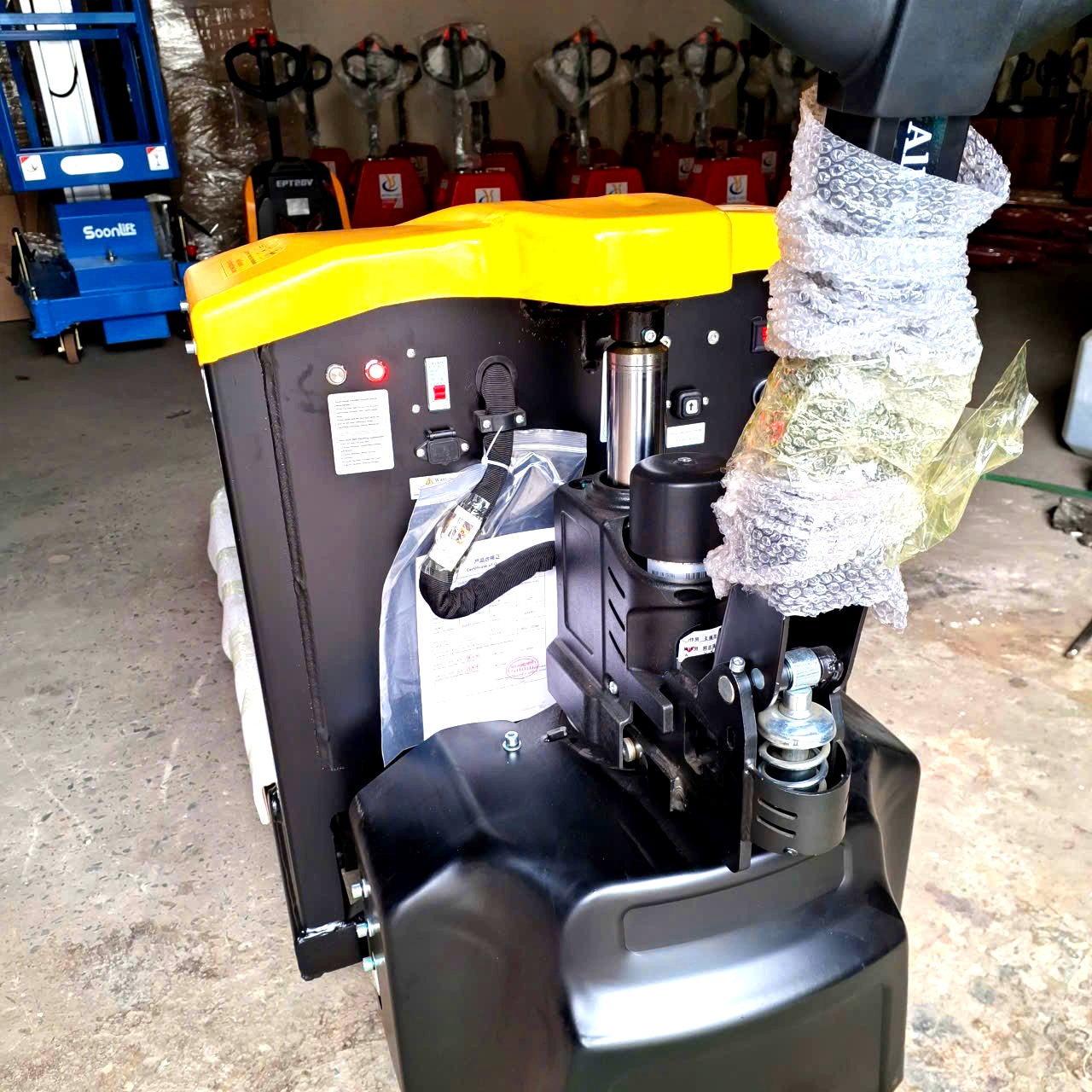 Hệ thống điều khiển được bảo vệ kín - an toàn cho xe nâng tay điện công trình