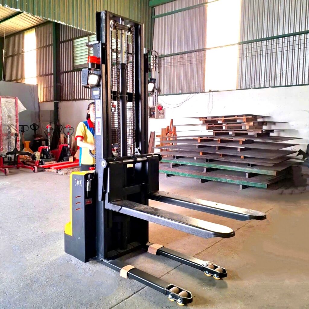 Xe nâng điện dắt lái 3m tải 1.5 tấn, 2 tấn nâng hạ và chạy điện, tài xế dẫn bộ, bán giá rẻ tại TPHCM, Bình Dương, Đồng Nai