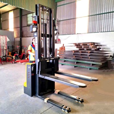 Xe nâng điện dắt lái 3m tải 1.5 tấn, 2 tấn nâng hạ và chạy điện, tài xế dẫn bộ, bán giá rẻ tại TPHCM, Bình Dương, Đồng Nai