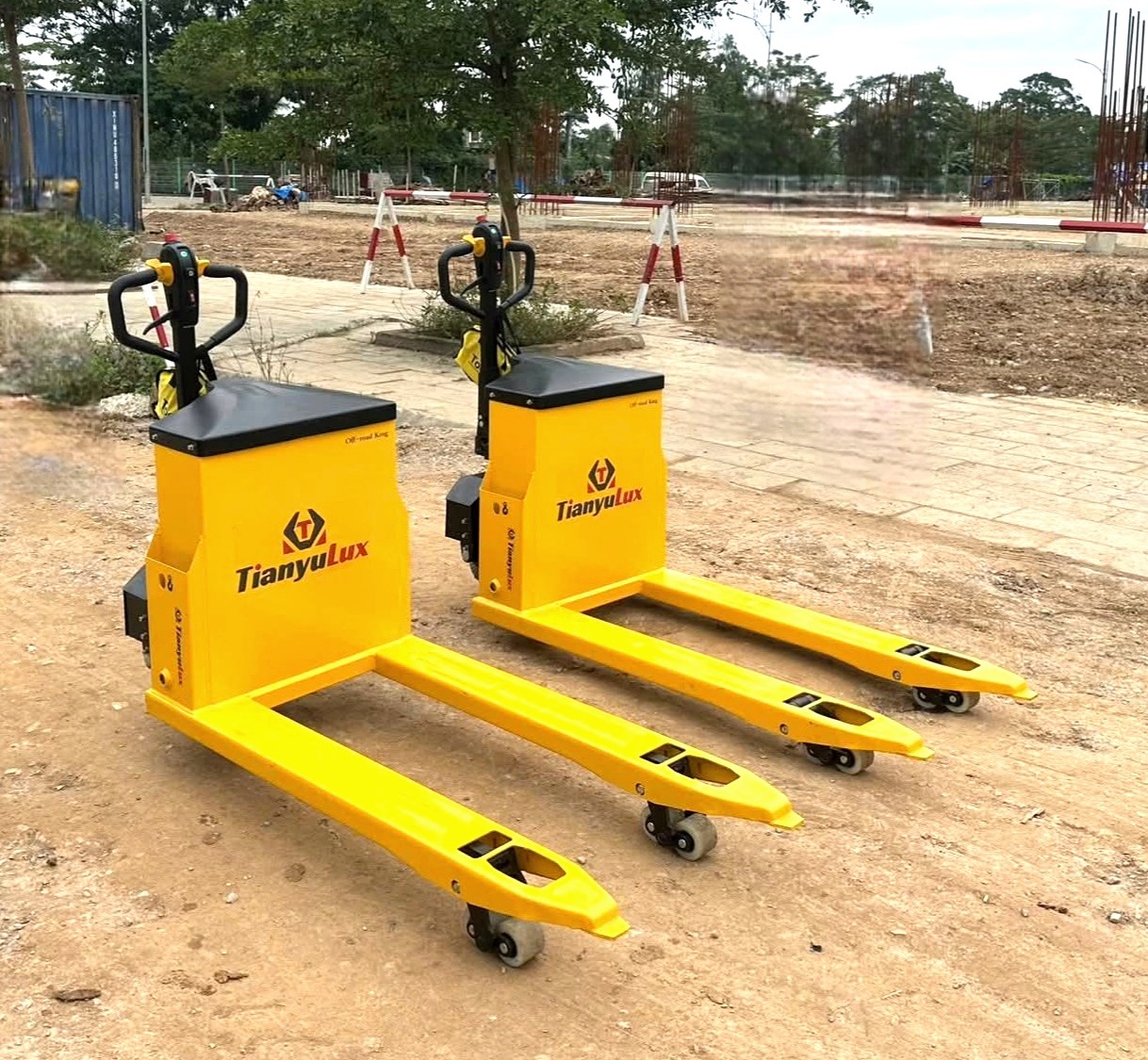 Xe nâng tay điện công trình Bánh lốp cao su chạy công trường mạnh mẽ