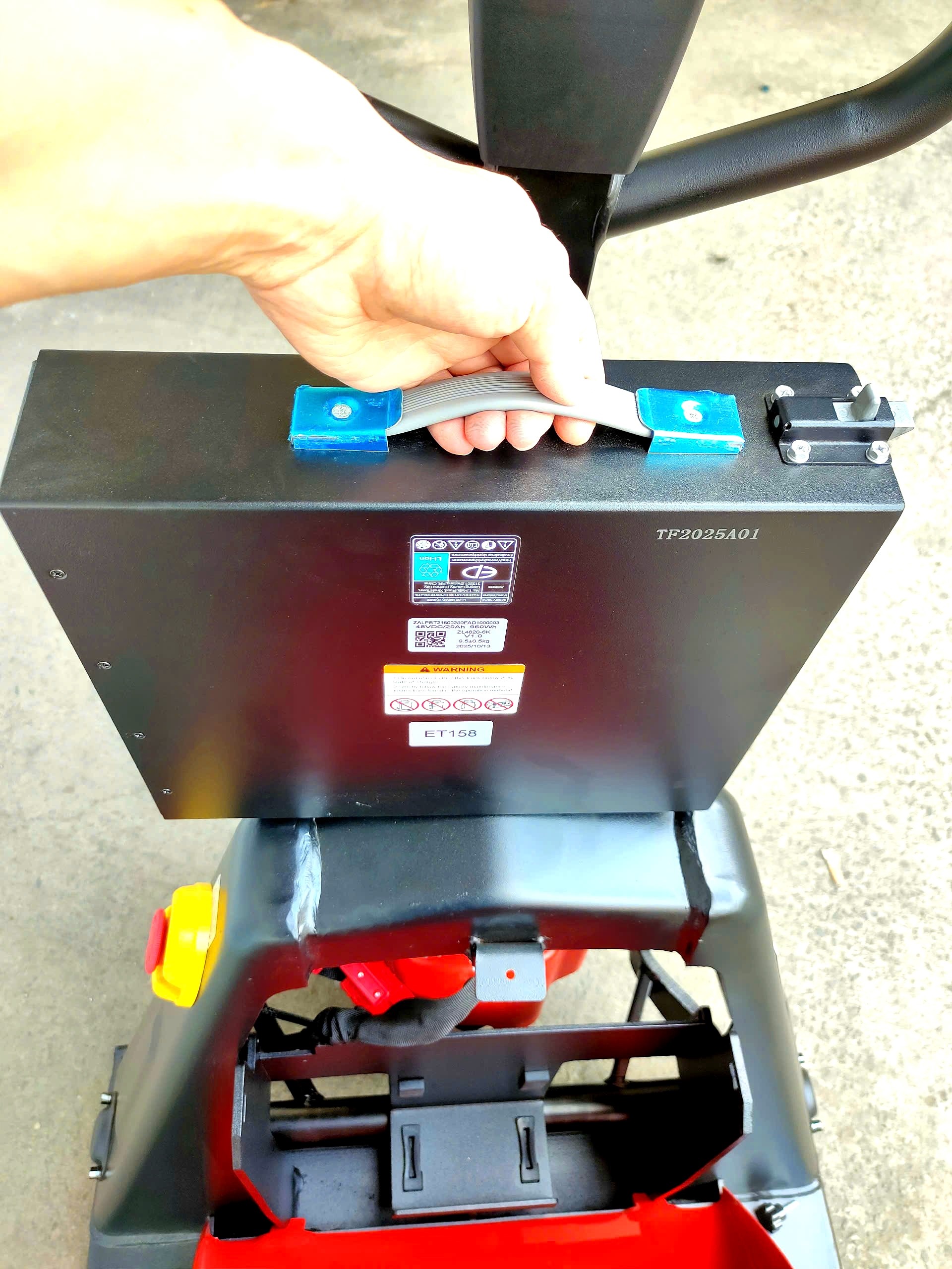 Sạc và pin xe nâng tay điện EP