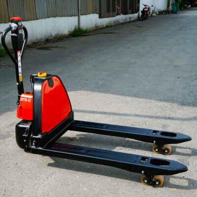 Cận cảnh thao tác điều khiển xe nâng điện EPT15E-Z. Không cần dùng sức kéo hay kích tay, mọi hoạt động nâng và lái đều thực hiện qua nút bấm. Giúp giảm 90% sức lao động và tăng gấp đôi tốc độ luân chuyển hàng hóa