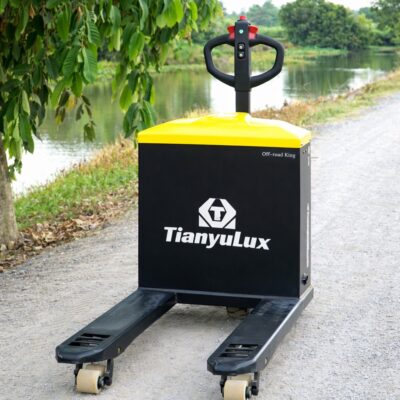 Xe nâng điện địa hình TYA30PS tải trọng 3 tấn, thiết kế bánh lốp cao su chuyên dụng cho đường gồ ghề và khả năng chịu nước tuyệt vời