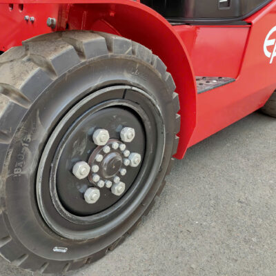 So sánh lốp hơi và lốp đặc trên xe nâng 3 tấn theo độ êm, bám nền và rủi ro thủng