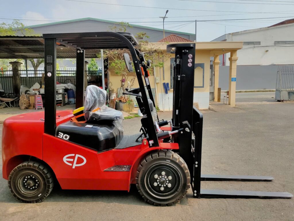 Kịch bản xe nâng dầu 2.5 tấn làm việc bốc dỡ ngoài trời và vào cửa kho