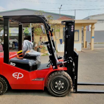 Kịch bản xe nâng dầu 2.5 tấn làm việc bốc dỡ ngoài trời và vào cửa kho