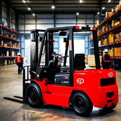 Xe nâng điện ngồi lái EP EFXZ-301H là dòng xe nâng thế hệ mới, kết hợp hoàn hảo giữa hiệu suất mạnh mẽ và chi phí vận hành thấp: Công nghệ Pin Lithium tiên tiến: Trang bị hệ thống pin Lithium-ion cho phép sạc nhanh chỉ trong 2 giờ, hỗ trợ sạc tranh thủ trong giờ nghỉ mà không gây hư hại pin, loại bỏ hoàn toàn việc bảo trì châm nước cất. Hiệu suất vận hành: Tải trọng nâng tối đa 3 tấn, vận hành êm ái, không phát thải khí thải, cực kỳ phù hợp cho môi trường kho kín, thực phẩm, dược phẩm hoặc linh kiện điện tử. Độ bền và Linh hoạt: Sử dụng bánh lốp cao su giúp xe di chuyển êm, bám đường tốt và chịu được cường độ làm việc cao trên nhiều bề mặt sàn khác nhau. Tối ưu chi phí: Là model giá rẻ từ thương hiệu EP nổi tiếng, giúp doanh nghiệp tiết kiệm chi phí đầu tư ban đầu và giảm thiểu chi phí nhiên liệu, bảo dưỡng so với xe nâng dầu truyền thống.